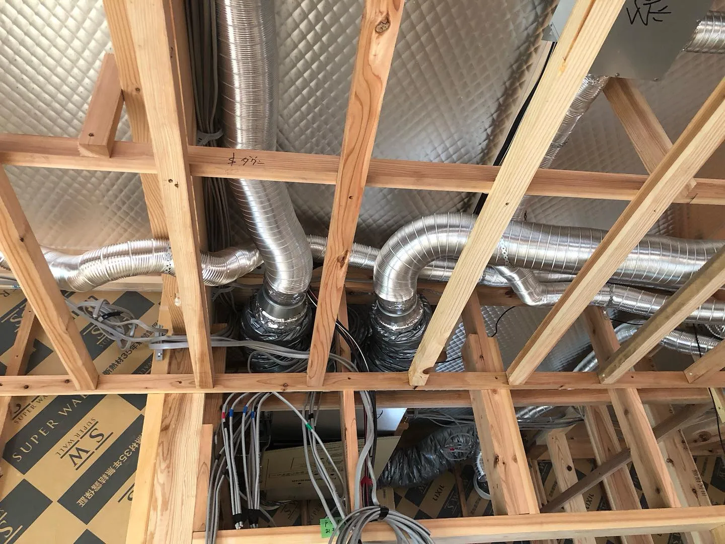 天井裏に配管を通して各部屋に綺麗な空気を送ります。